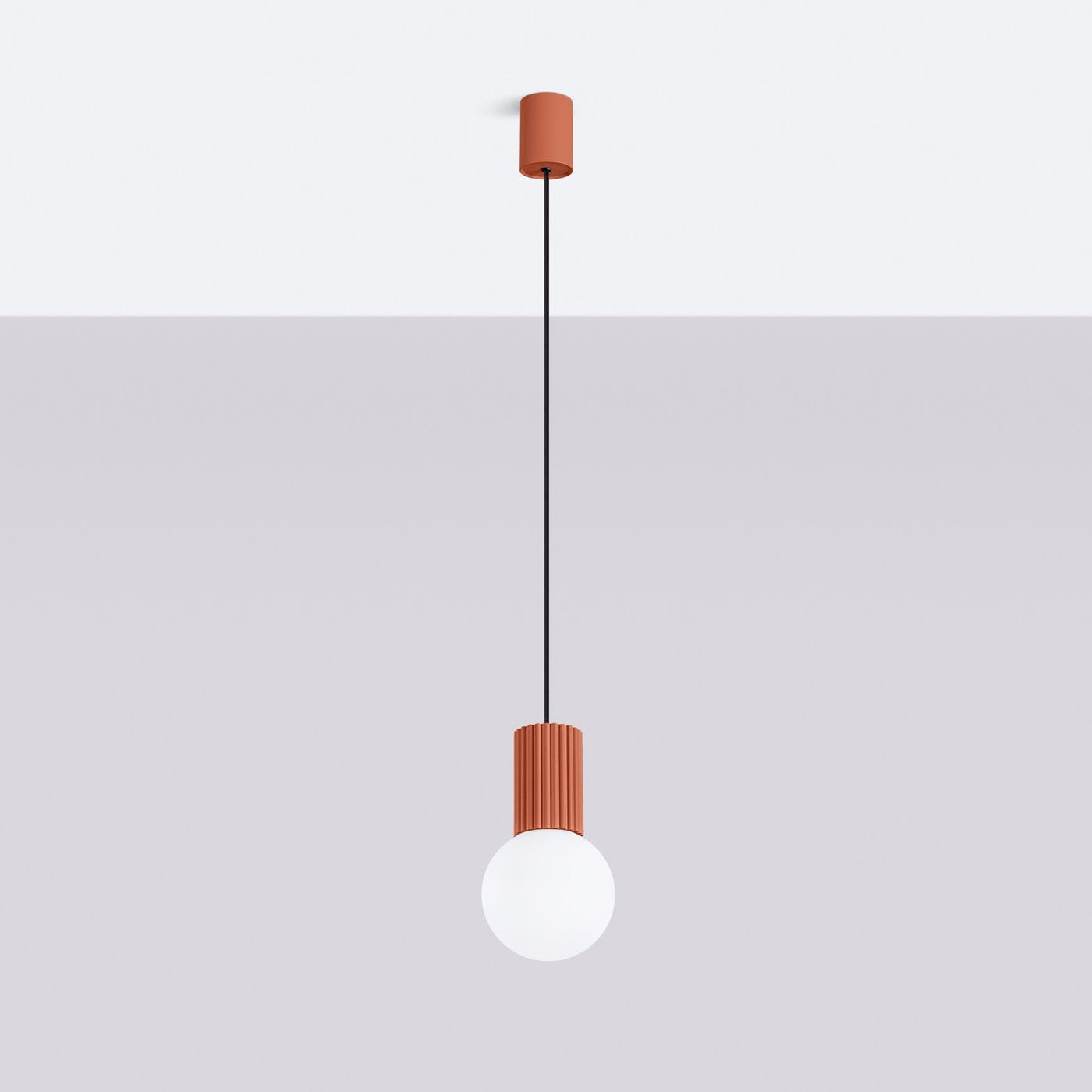Lampa wisząca Halo z jednym gniazdem G9, z czerwonym, teksturowanym uchwytem i białą, okrągłą żarówką. Produkt zawieszony na cienkim, czarnym przewodzie, montowany na suficie. Tło w odcieniach szarości.