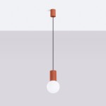 Lampa wisząca Halo z jednym gniazdem G9, z czerwonym, teksturowanym uchwytem i białą, okrągłą żarówką. Produkt zawieszony na cienkim, czarnym przewodzie, montowany na suficie. Tło w odcieniach szarości.