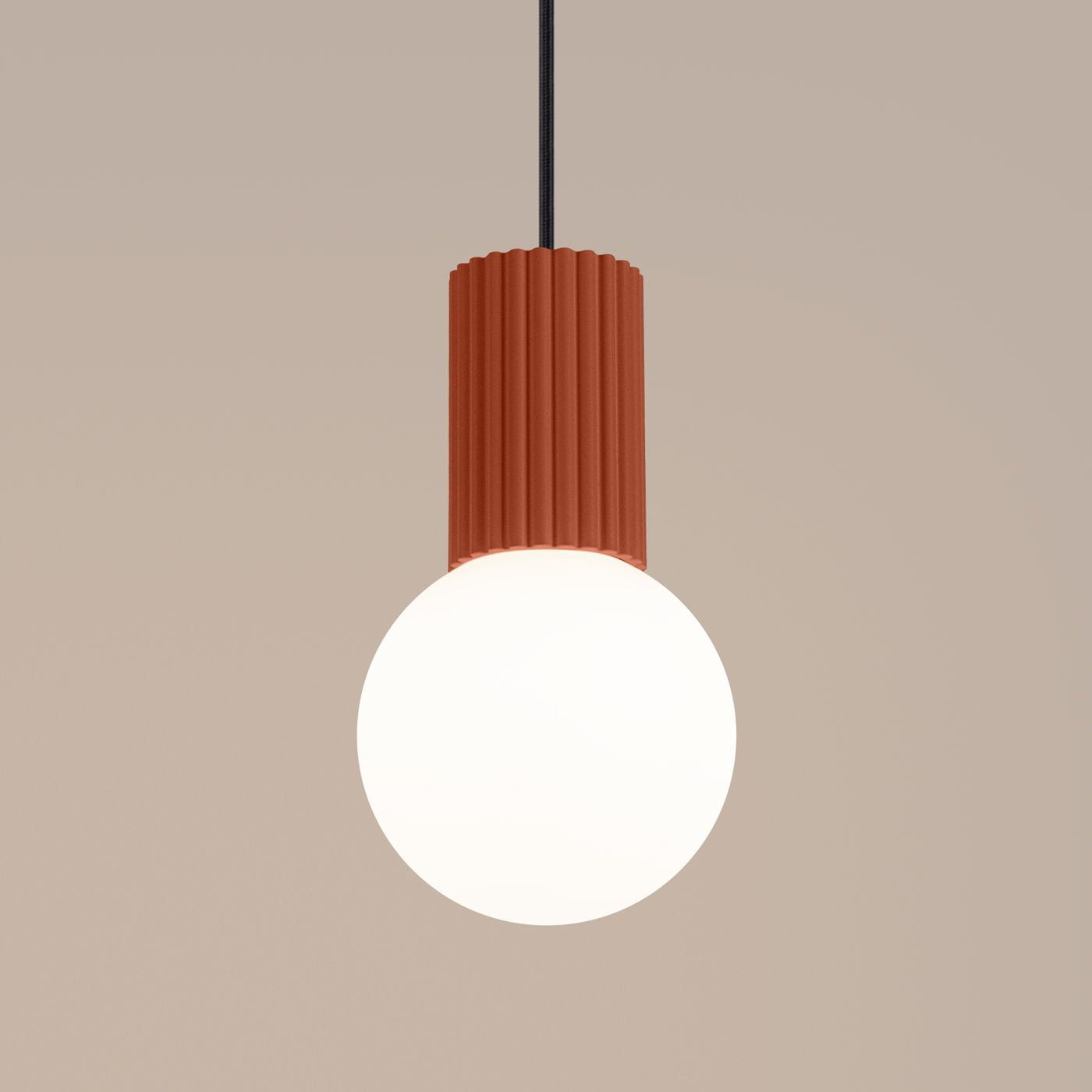 Lampa wisząca Halo 1xG9 w kolorze ochra z teksturowanym kloszem, zawieszona na czarnym przewodzie. Okrągły, biały klosz emitujący światło, umieszczony na górze z falistym detalem. Tło w jasnym odcieniu.