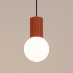Lampa wisząca Halo 1xG9 w kolorze ochra z teksturowanym kloszem, zawieszona na czarnym przewodzie. Okrągły, biały klosz emitujący światło, umieszczony na górze z falistym detalem. Tło w jasnym odcieniu.