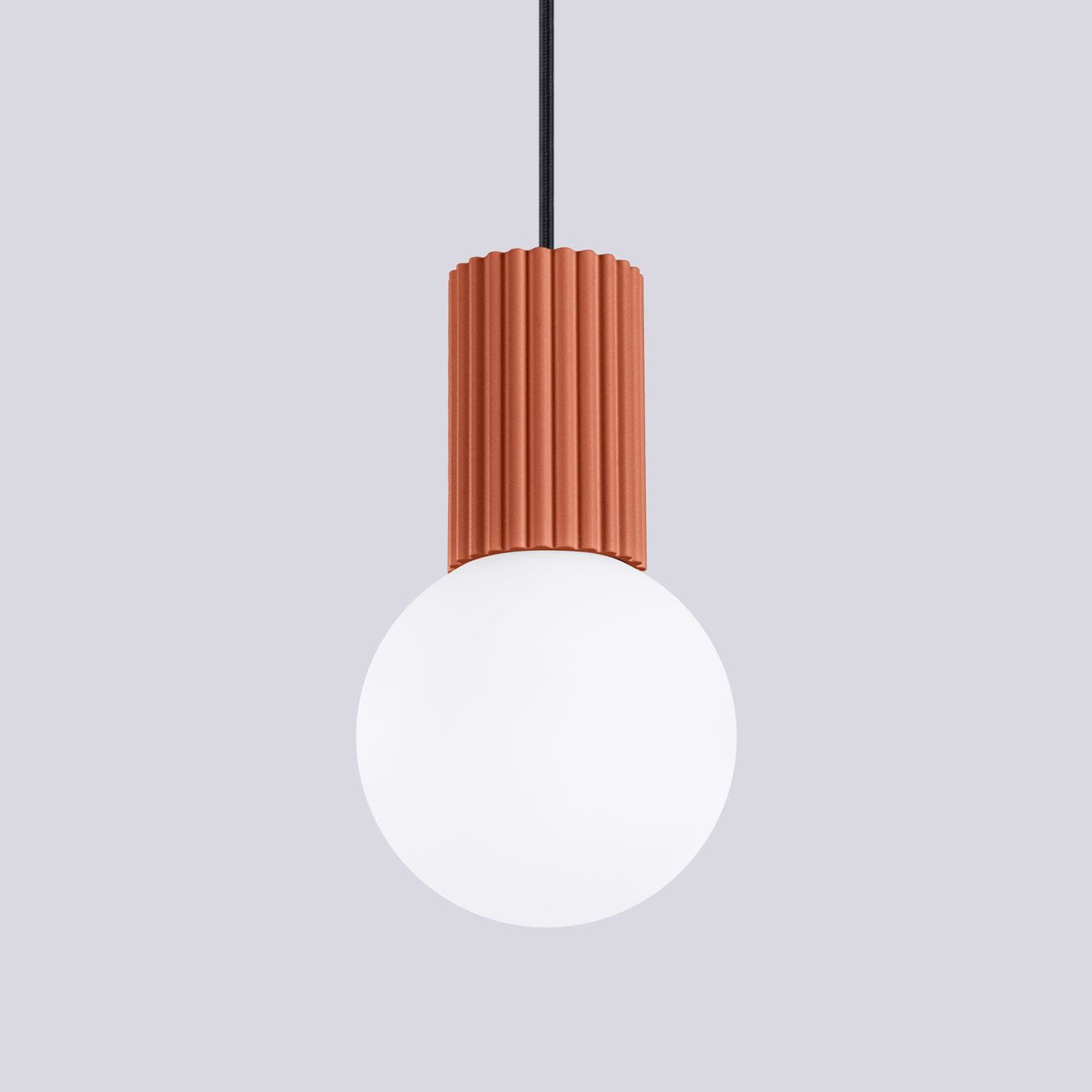 Lampa wisząca Halo z cylindrycznym kloszem w kolorze białym, zawieszona na czarnym przewodzie. Górna część z teksturowanej, czerwonej ochry. Prosty, nowoczesny design idealny do różnych aranżacji wnętrz.