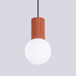 Lampa wisząca Halo z cylindrycznym kloszem w kolorze białym, zawieszona na czarnym przewodzie. Górna część z teksturowanej, czerwonej ochry. Prosty, nowoczesny design idealny do różnych aranżacji wnętrz.