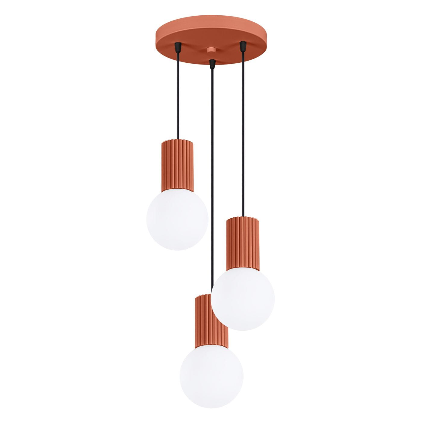 Lampa wisząca Halo 3xG9 w kolorze ochra czerwona, z trzema okrągłymi, białymi kloszami na cylindrycznych podstawach. Produkt zawieszony na trzech cienkich czarnych linkach, zamontowany do okrągłej podsufitki w tym samym kolorze.