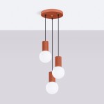Lampa wisząca Halo 3xG9 w kolorze ochra czerwona. Składa się z trzech kulistych kloszy z mlecznego szkła na cylindrycznych, żebrowanych podstawach, zawieszonych na czarnych linkach z okrągłym mocowaniem sufitowym.
