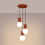 Lampa wisząca Halo 3xG9 w kolorze ochra czerwona, z trzema okrągłymi, białymi kloszami zawieszoną na czarnych przewodach. Wysoka, teksturowana podstawa w kolorze ochry. Produkt umieszczony na jednolitym tle.