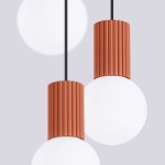 Lampa wisząca Halo z trzema źródłami światła G9, z czerwonym, żłobkowanym kloszem oraz białą, okrągłą żarówką. Produkt zawieszony na czarnym przewodzie, na jasnoszarym tle, w układzie bliskim zbliżeniu.