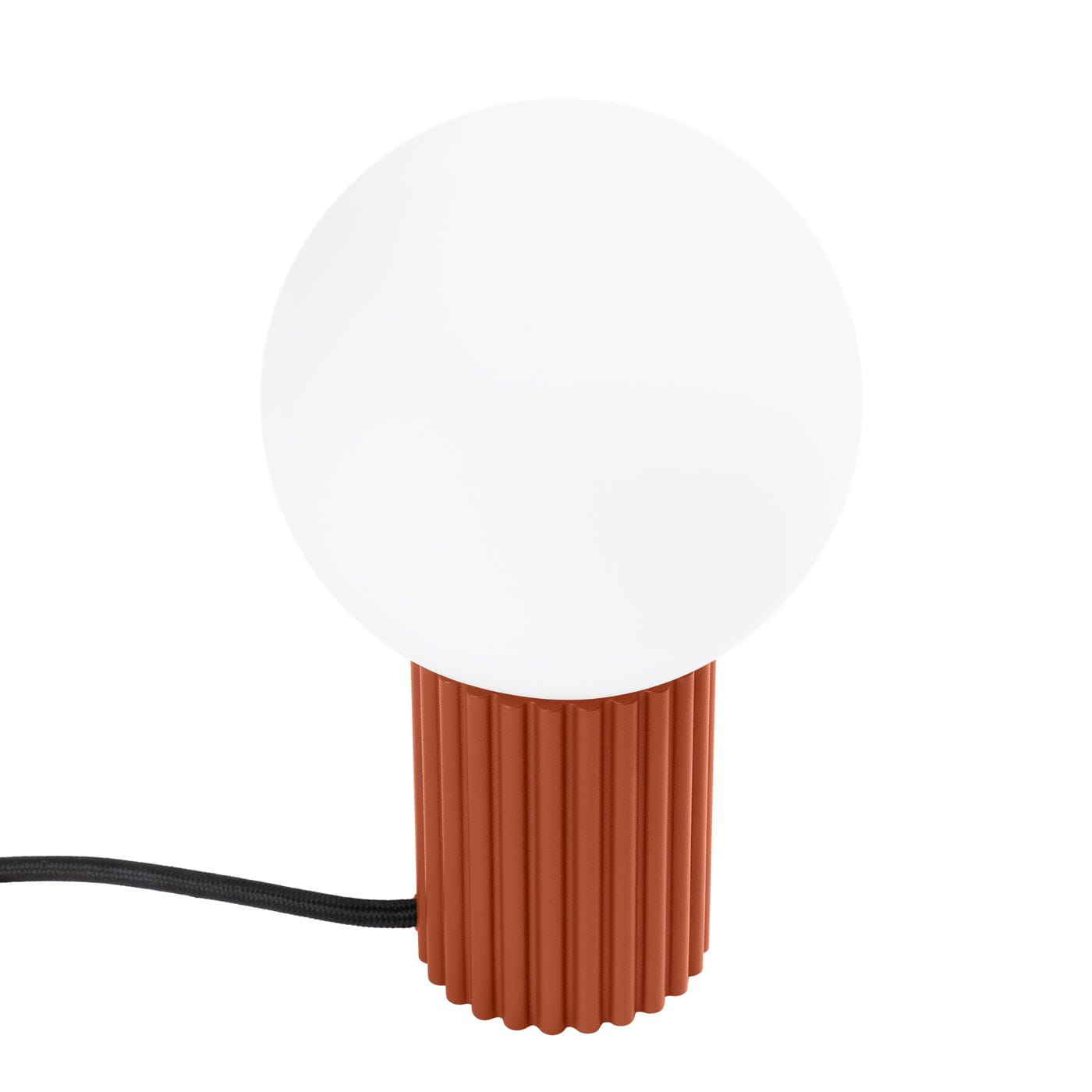 Lampa stołowa Halo z białym, okrągłym kloszem na czerwonym, żebrowanym trzonie. Produkt leży na czarnym kablu, w pozycji stojącej. Idealna do nowoczesnych wnętrz, zapewnia miękkie światło.