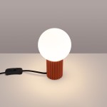 Lampa stołowa Halo o cylindrycznej podstawie w kolorze ochra, z białą okrągłą kulą na górze. Widoczny czarny przewód z włącznikiem. Ujęcie z boku, na jasnym tle. Wymiary produktu nieokreślone.