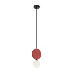 Czarna lampa wisząca Andrea z czerwonym okrągłym detalem i białą kulistą żarówką. Produkt zawieszony na cienkim, czarnym przewodzie, z prostym, okrągłym mocowaniem sufitowym. Idealna do nowoczesnych wnętrz.
