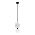 Lampa wisząca Andrea z czarnym przewodem i okrągłym, jasnoszarym elementem dekoracyjnym, z białą, szklaną kulą na dole. Produkt zawieszony na długim kablu, z prostym, nowoczesnym designem, idealny do wnętrz.