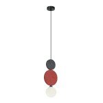 Lampa wisząca Andrea z jedną oprawą G9, z wiszącymi okrągłymi elementami w kolorze czerwonym i szarym, z białym kloszem. Produkt zawieszony na cienkim czarnym kablu, zamontowany do sufitu.