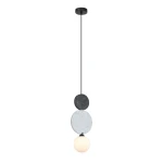 Lampa wisząca Andrea w kolorze jasnoszarym i czerwonym, złożona z trzech okrągłych elementów (czarny filc, jasnoszary filc, biała kula), zawieszona na cienkim czarnym kablu, montowana sufitowo.