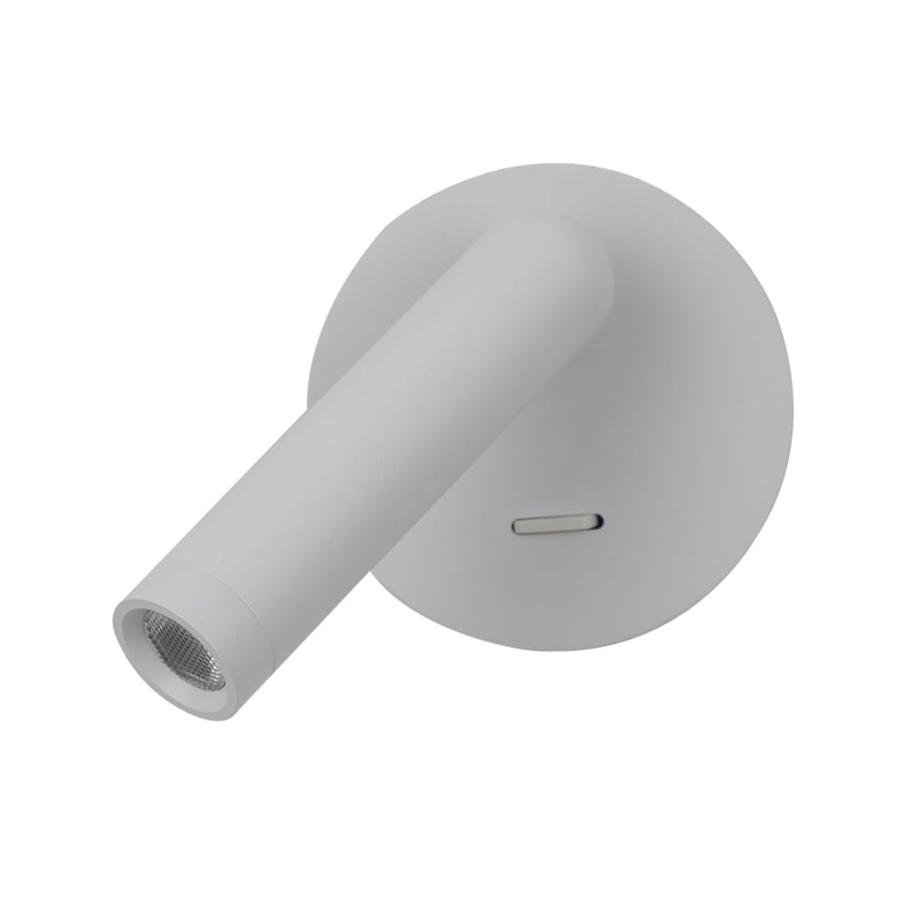 Kinkiet Carda w kolorze białym, z pojedynczym źródłem światła LED o mocy 2,5W. Lampka ma prostą, cylindryczną formę z okrągłą podstawą, montowaną na ścianie, skierowaną w dół. Widoczny detal to siatka w obszarze źródła światła.