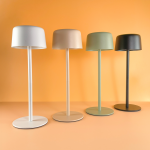 Lampa stołowa LED 2W w kolorze czarnym, z okrągłą podstawą, prostą nogą i kloszem w kształcie stożka. Produkt posiada klasę ochrony IP44, zapewniając odporność na wilgoć, idealny do użytku wewnętrznego i zewnętrznego.
