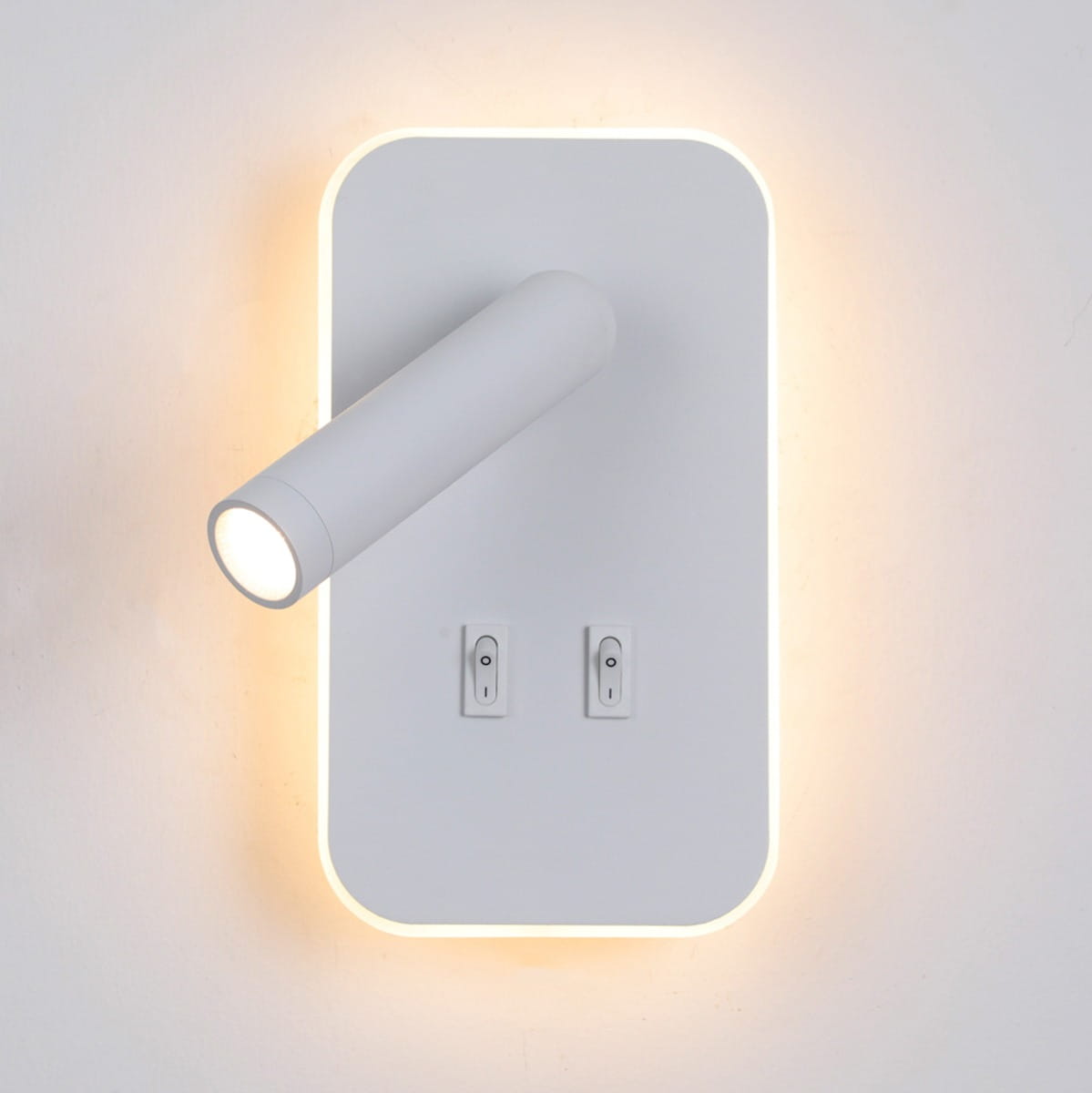 Kinkiet Doria w kolorze białym z dwoma źródłami światła LED 8W. Posiada prostokątną, matową obudowę z wbudowanym okrągłym reflektorem. Dwa przyciski włączenia na dolnej części. Oświetlenie z delikatnym podświetleniem tła.