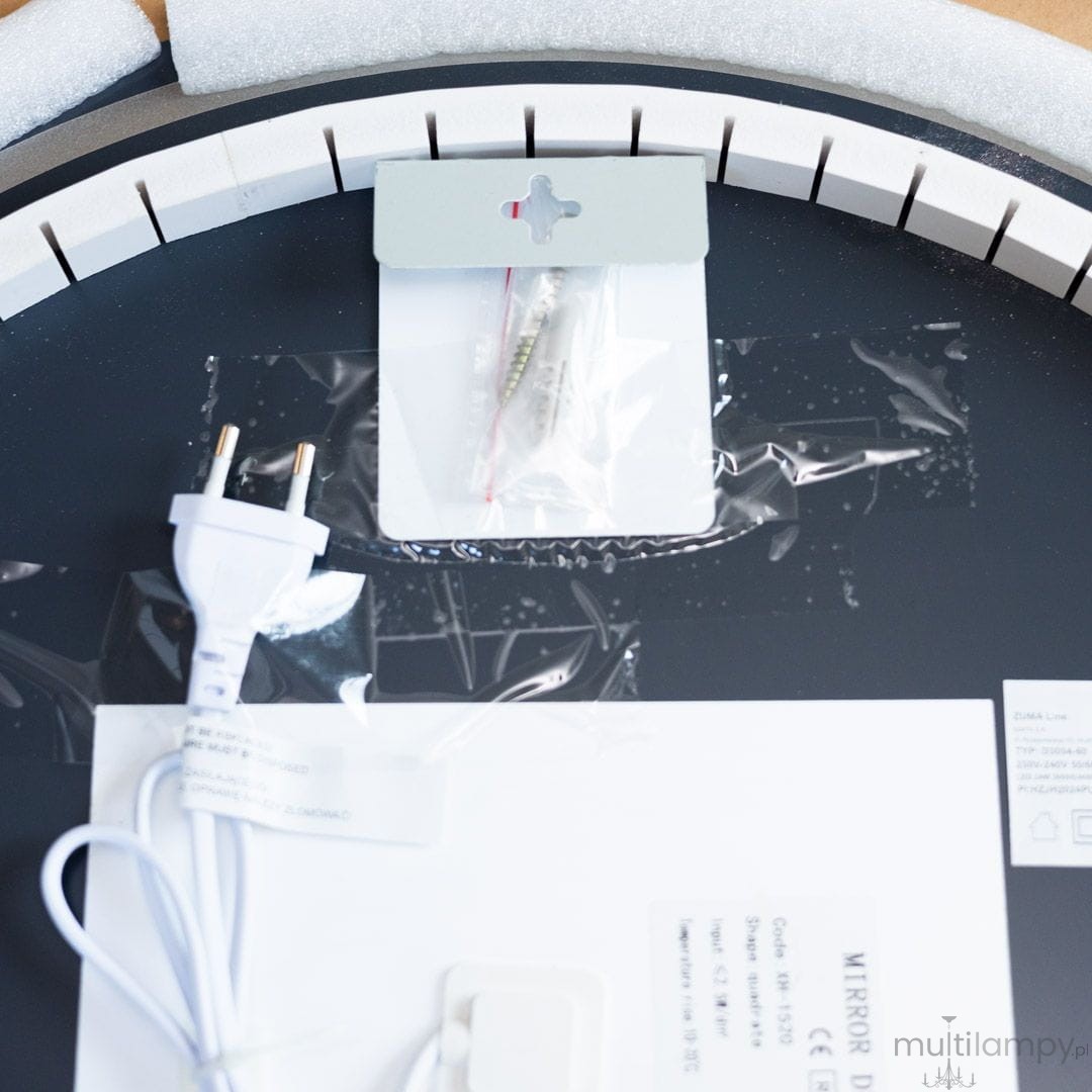 Lustro podświetlane D60 z oświetleniem LED 24W w kształcie koła, transparentne. Widoczny kabel z wtyczką oraz akcesoria montażowe. Lustro ma czarną tylną płytę z etykietami. Ułożone na płaskiej powierzchni, otoczone styropianowymi zabezpieczeniami.