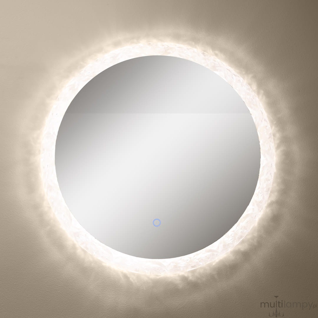Lustro podświetlane o średnicy 60 cm, okrągłe, z kryształową ramą. Emituje światło LED 24W, z funkcją zmiany temperatury barwowej (CCT). Zawieszone na jednolitym tle, prezentuje się w frontalnym ujęciu.
