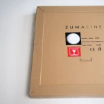 Lustro podświetlane D60 w kształcie koła, LED 24W CCT, z kryształowym wykończeniem. Widoczne oznaczenia i etykieta na opakowaniu, jasne tło, kolor przezroczysty. Opakowanie z oznaczeniem uwaga szkło.