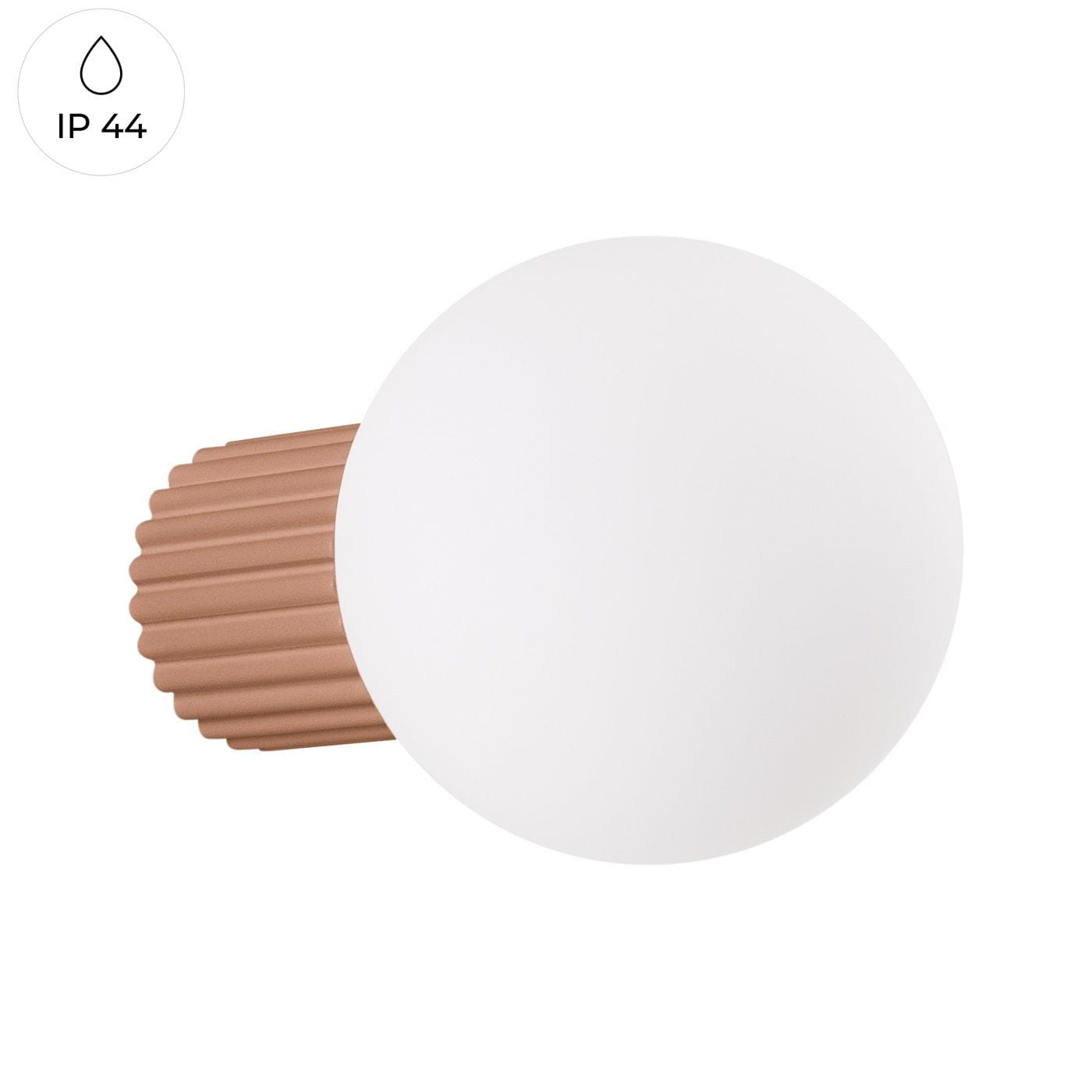 Kinkiet Halo 1xG9 IP44 w kolorze mocca z kulistym, matowym kloszem z białego szkła oraz dekoracyjną, żebrowaną podstawą w odcieniu brązowym. Produkt montowany na ścianie, przeznaczony do użytku w wilgotnych pomieszczeniach.