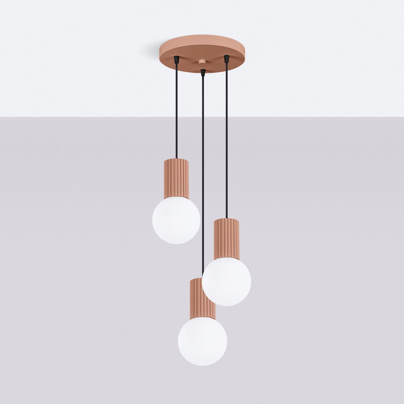Lampa wisząca Halo 3xG9 mocca SL.1735, z trzema okrągłymi kloszami z białego szkła zawieszonymi na czarnych przewodach, z dekoracyjnymi, żeberkowymi podstawami w kolorze terakoty. Montaż sufitowy, z widoczną okrągłą podstawą.