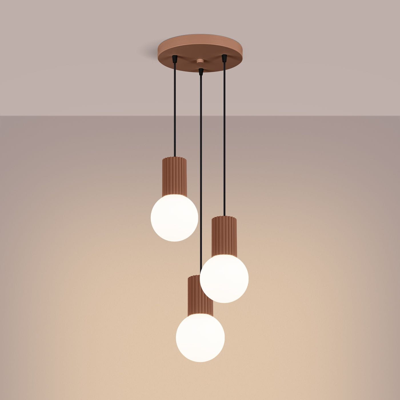 Lampa wisząca Halo 3xG9 mocca SL.1735 z trzema okrągłymi, białymi kloszami zawieszonymi na czarnych linkach. Klosze osadzone w brązowych, teksturowanych oprawach. Montaż sufitowy, prezentowana na jednolitym tle.