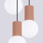 Lampa wisząca Halo mocca SL.1735 z trzema oprawami G9, z cylindrycznymi, falistymi osłonami w kolorze terakoty oraz białymi, szklanymi kulami. Produkt zawieszony na czarnym przewodzie, na jednolitym szarym tle.