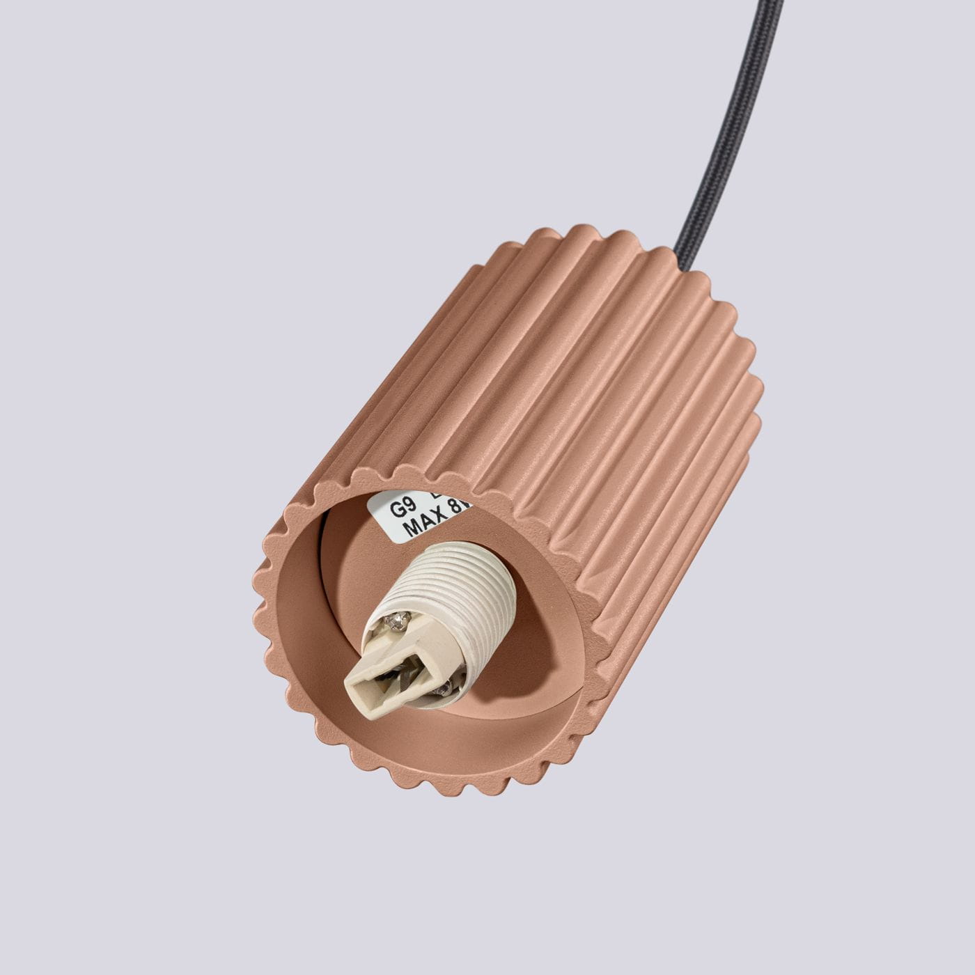 Lampa wisząca Halo mocca SL.1735 z gniazdem G9, w kolorze ciepłego brązu. Posiada teksturowaną, falistą obudowę oraz widoczny element montażowy. Ujęcie zbliżeniowe na detal lampy, bez tła, podkreślające jej unikalny design.