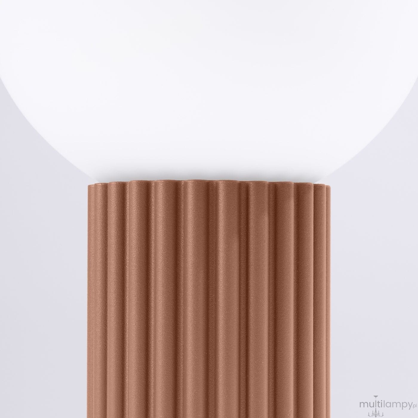 Lampa stołowa Halo z podstawą w kolorze mocca, o fakturze żebrowanej, zakończona okrągłą, białą kloszem. Ujęcie z bliska, ukazujące detale podstawy i materiał wykonania.