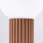 Lampa stołowa Halo z podstawą w kolorze mocca, o fakturze żebrowanej, zakończona okrągłą, białą kloszem. Ujęcie z bliska, ukazujące detale podstawy i materiał wykonania.