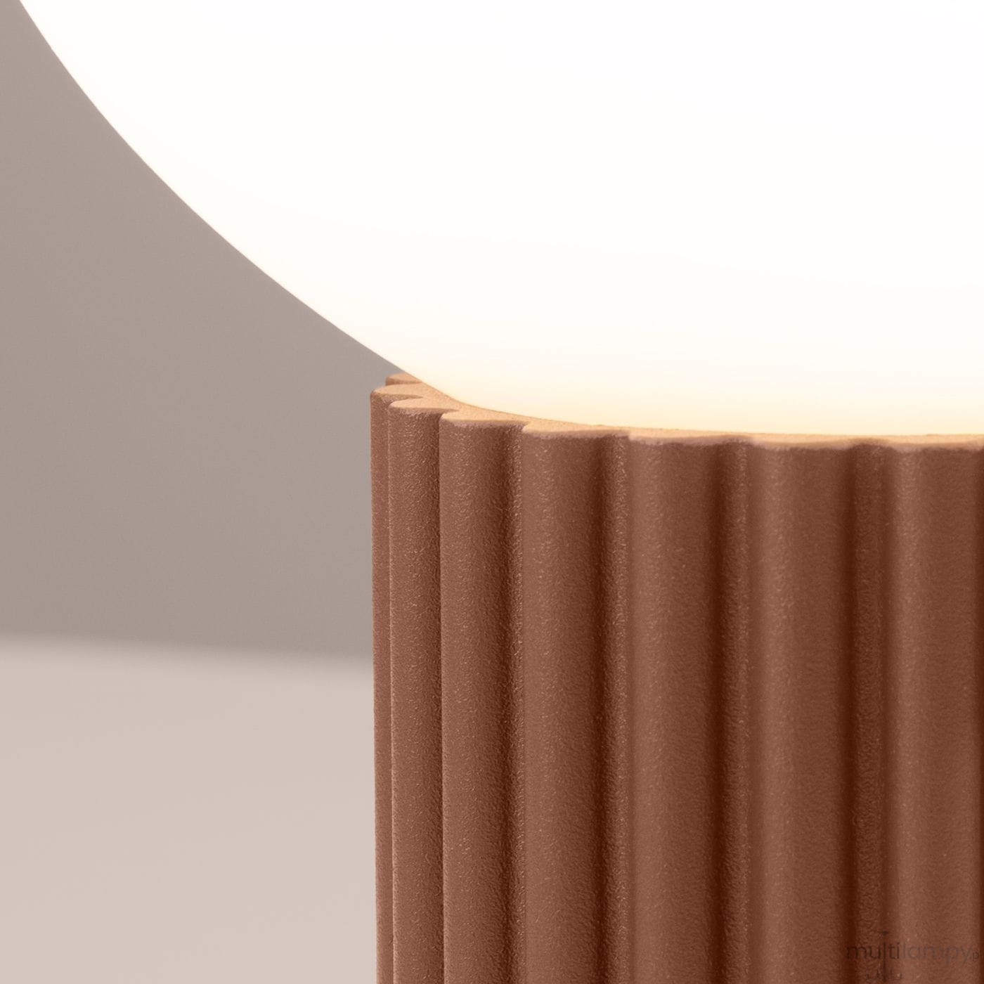 Lampa stołowa Halo z podstawą w kolorze mocca, o teksturowanej, żłobkowanej fakturze. Górna część to okrągła, mlecznobiała kula. Ujęcie z boku, ukazujące detale podstawy.