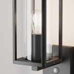 Kinkiet elewacyjny Cell w kolorze grafitowym z czujnikiem ruchu. Posiada prostokątną obudowę z przezroczystym kloszem oraz żarówkę E27. Widoczny czujnik ruchu na dolnej części lampy.