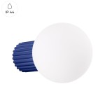 Halo kinkiet 1xG9 IP44 w kolorze niebieskim z teksturowanym uchwytem. Okrągła, biała oprawa lampy z matowego szkła, montowana na ścianie. Wysoka odporność na wilgoć (IP44), idealna do wnętrz oraz na zewnątrz.