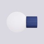 Kinkiet Halo z pojedynczą oprawą G9, z niebieską, teksturowaną podstawą i okrągłym, białym kloszem. Prezentowany w widoku z boku, na jednolitym tle, idealny do wnętrz i przestrzeni zewnętrznych (IP44).