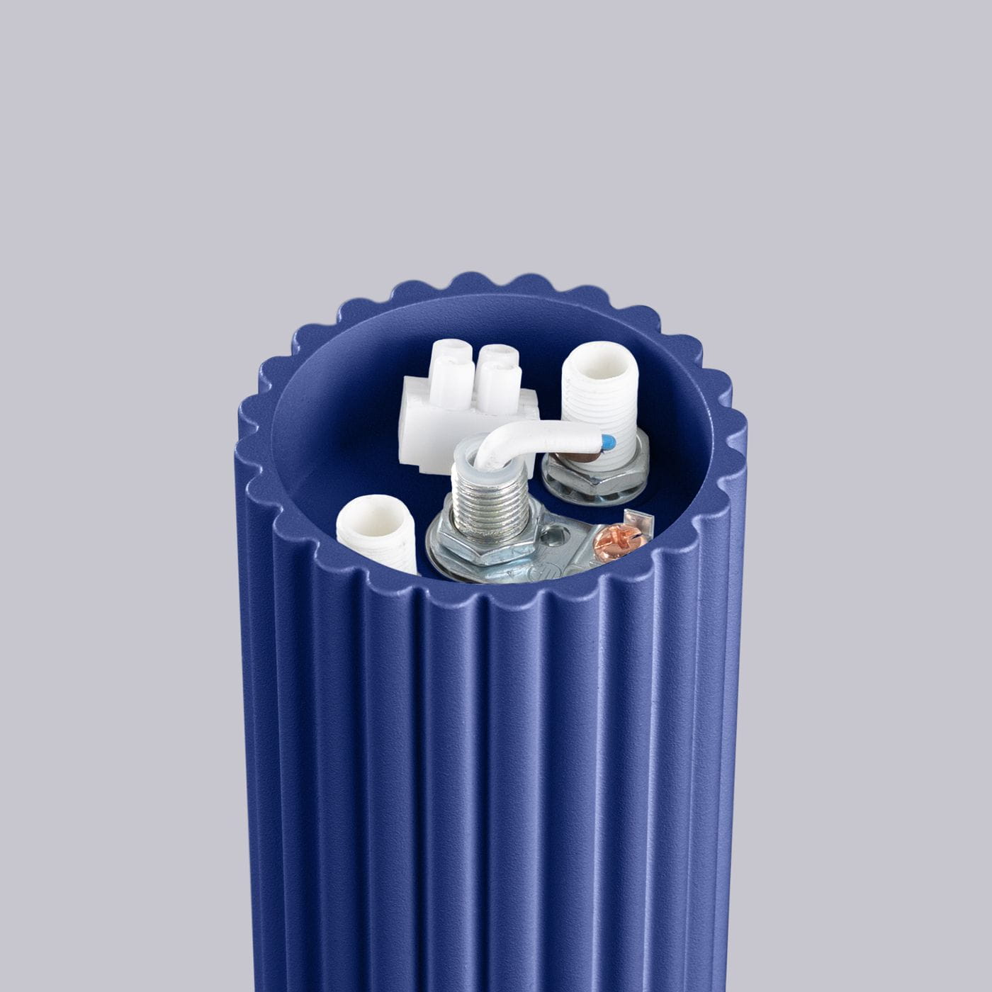 Niebieska lampa sufitowa Halo 1xG9 IP44 z fakturą w pionowe prążki, widok z góry. Widoczne elementy montażowe i gniazdo na żarówkę. Produkt w pozycji stojącej na jednolitym tle.