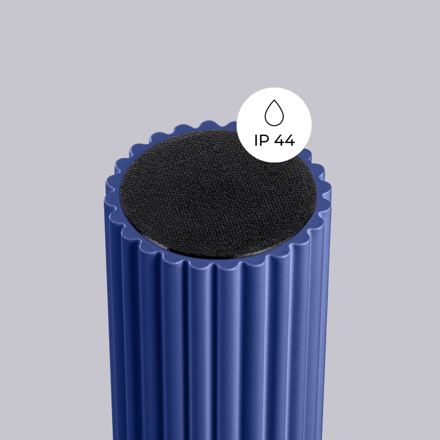 Niebieska lampa sufitowa Halo z jedną oprawą G9, o strukturze z wyraźnymi żłobieniami. Widoczny detal z oznaczeniem IP44, wskazującym na odporność na wodę. Produkt w ujęciu z góry, z matowym, okrągłym elementem na górze.