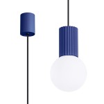 Lampa wisząca Halo w kolorze niebieskim, z ceramicznym kloszem w kształcie kuli i teksturowanym uchwytem. Zawieszona na czarnym przewodzie, montaż sufitowy z cylindrycznym elementem mocującym. Oświetlenie z gniazdem G9.