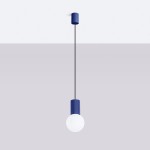Lampa wisząca Halo z niebieskim uchwytem i czarnym przewodem, z białą kulistą żarówką. Zamontowana na suficie, wisi w pionie, co podkreśla nowoczesny design. Tło w stonowanej szarości.