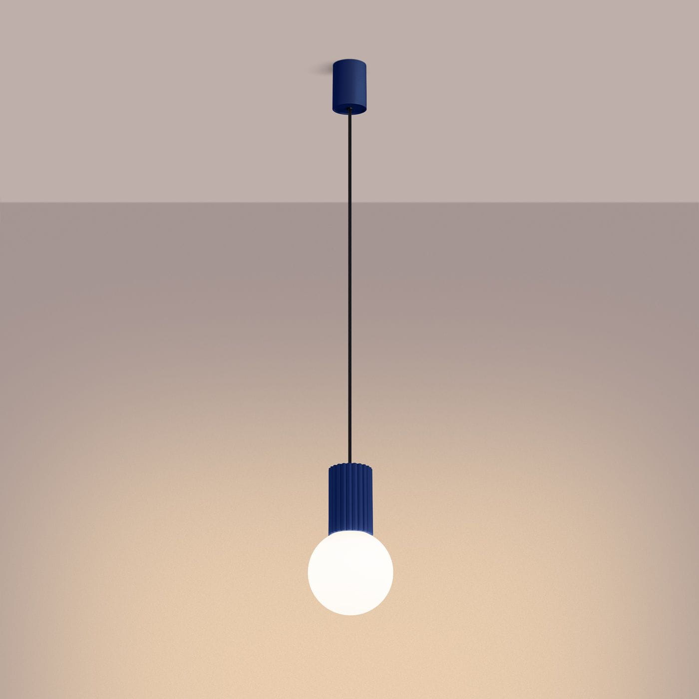 Lampa wisząca Halo 1xG9 w niebieskim kolorze, z cylindrycznym kloszem i okrągłą żarówką. Zawieszona na cienkim przewodzie, z metalowym mocowaniem do sufitu. Prosta, nowoczesna forma, idealna do wnętrz.