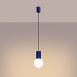 Lampa wisząca Halo 1xG9 w niebieskim kolorze, z cylindrycznym kloszem i okrągłą żarówką. Zawieszona na cienkim przewodzie, z metalowym mocowaniem do sufitu. Prosta, nowoczesna forma, idealna do wnętrz.