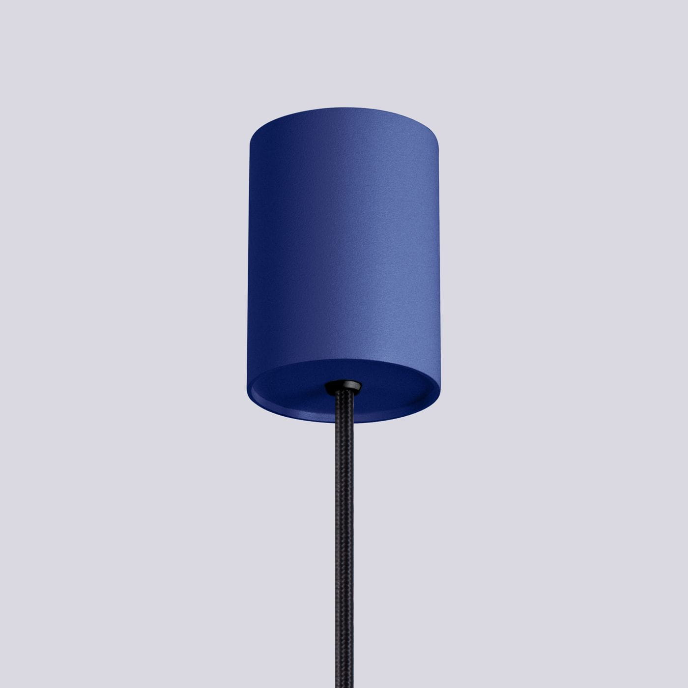 Lampa wisząca Halo w kolorze niebieskim, cylindryczna, wykonana z matowego materiału. Zawieszona na czarnym przewodzie. Widok z dołu, ukazujący górną część lampy. Idealna do nowoczesnych wnętrz.