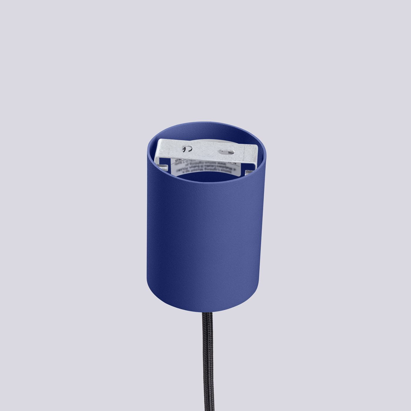 Niebieska lampa wisząca Halo z oprawą na żarówkę G9. Ujęcie z góry, z widocznym metalowym gniazdem. Lampa ma cylindryczny kształt, matową powierzchnię i czarny przewód. Tło w jasnym odcieniu szarości.