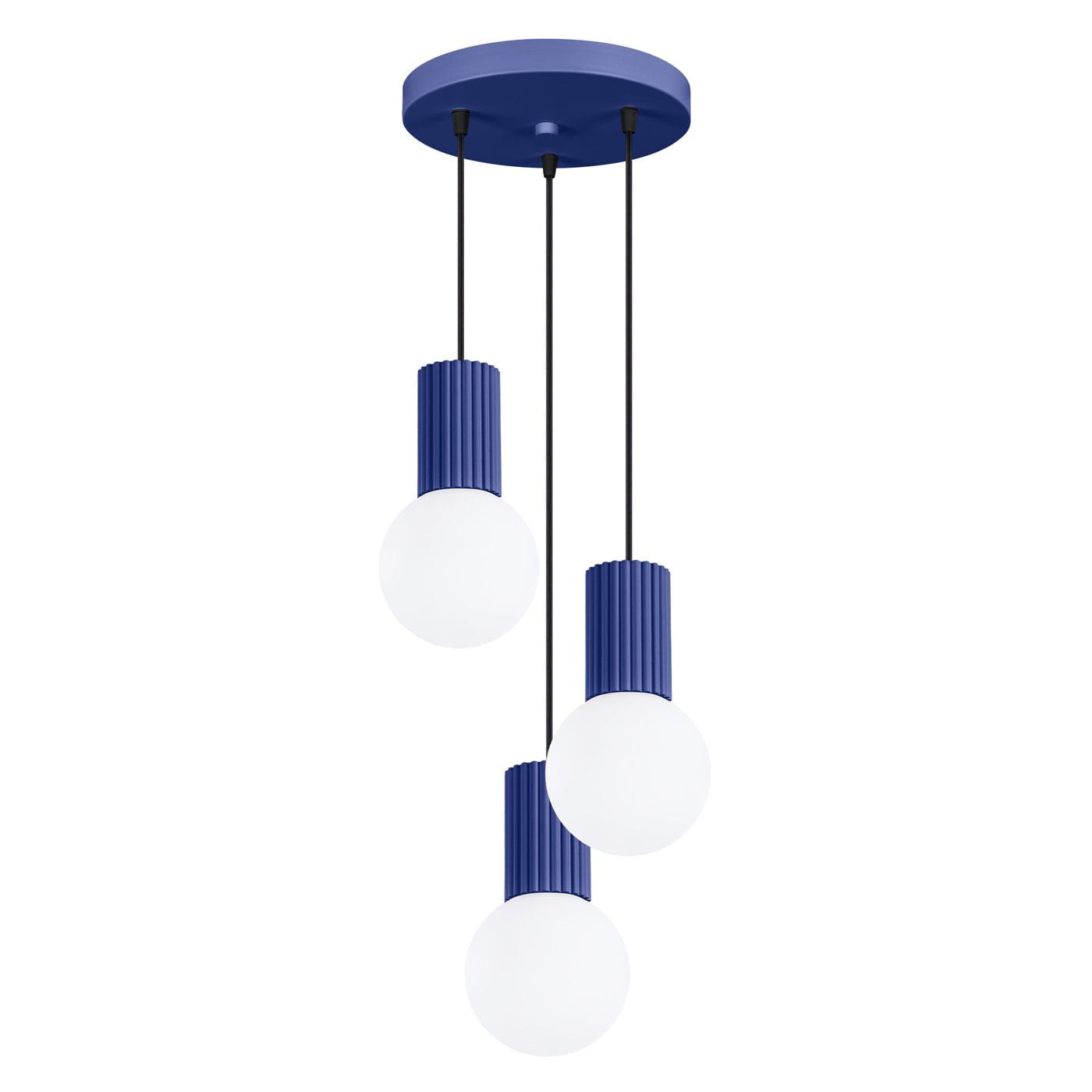 Lampa wisząca Halo z trzema kulistymi kloszami, każdy z niebieską, żebrowaną podstawą. Klosze o matowej, białej powierzchni zawieszone na czarnych linkach. Montaż sufitowy na okrągłej, niebieskiej podstawie.