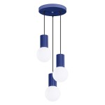Lampa wisząca Halo z trzema kulistymi kloszami, każdy z niebieską, żebrowaną podstawą. Klosze o matowej, białej powierzchni zawieszone na czarnych linkach. Montaż sufitowy na okrągłej, niebieskiej podstawie.