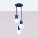 Lampa wisząca Halo 3xG9 w kolorze niebieskim z trzema szklanymi kulami, zawieszona na czarnych linkach. Klasyczna, okrągła podsufitka w tym samym odcieniu niebieskiego. Wzór na górnych częściach lampy w formie żłobienia.