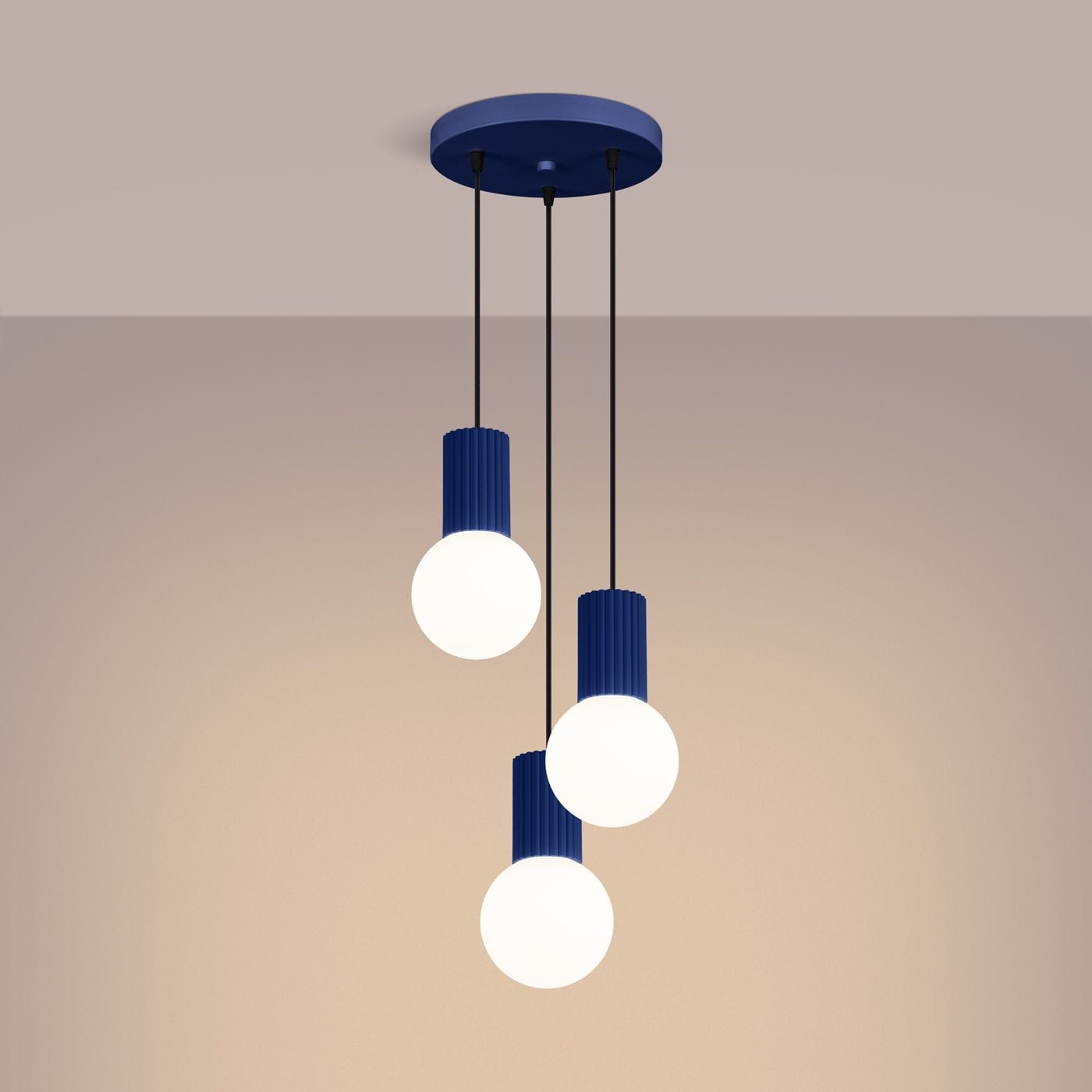 Niebieska lampa wisząca Halo z trzema źródłami światła G9. Posiada cylindryczne, żebrowane oprawki i okrągłe, białe klosze. Zawieszona na czarnych linkach, montowana do sufitu, idealna do nowoczesnych wnętrz.