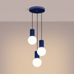 Niebieska lampa wisząca Halo z trzema źródłami światła G9. Posiada cylindryczne, żebrowane oprawki i okrągłe, białe klosze. Zawieszona na czarnych linkach, montowana do sufitu, idealna do nowoczesnych wnętrz.