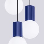 Lampa wisząca Halo z trzema źródłami światła G9, z niebieskimi, żebrowanymi kloszami i matowymi, okrągłymi przesłonami. Produkt zawieszony na czarnym przewodzie, w jasnym tle, ukazuje nowoczesny design.