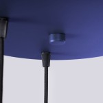 Lampa wisząca Halo 3xG9 w kolorze niebieskim, ujęcie od dołu. Widoczna matowa, niebieska podsufitka z dwoma czarnymi przewodami. Centralny element w kolorze niebieskim, z gładką powierzchnią. Prosty design, idealna do nowoczesnych wnętrz.
