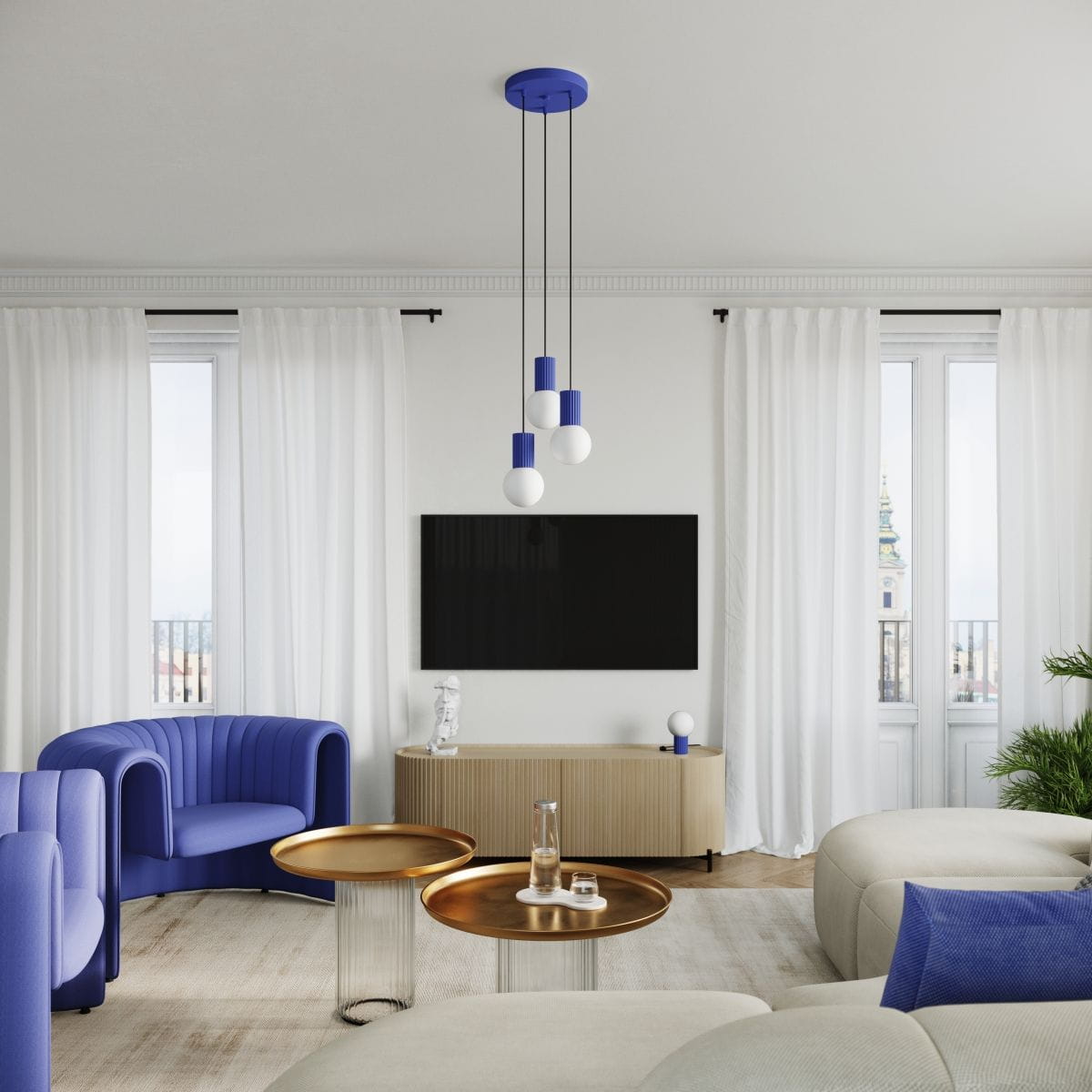 Lampa wisząca Halo 3xG9 w kolorze niebieskim, z trzema źródłami światła w białych kloszach, zawieszona na czarnych przewodach, umieszczona w nowoczesnym wnętrzu z jasnymi zasłonami i telewizorem na ścianie.
