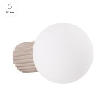 Kinkiet Halo w kolorze taupe z okrągłym kloszem z białego szkła, zamontowany na żebrowanej podstawie. Produkt o stopniu ochrony IP44, przeznaczony do użytku w wilgotnych pomieszczeniach. Ujęcie z przodu, ukazujące detale konstrukcji.